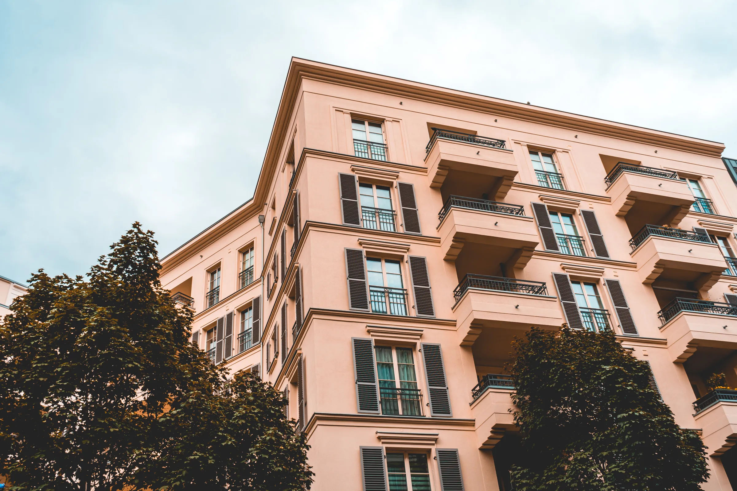 Wohnhausfassade mit Balkonen, Beispiel für ein Objekt, das ImmoSis prüft